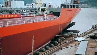 創(chuàng)新技術(shù)顯威力 鏟車助推8200噸散貨船“遠(yuǎn)景發(fā)展”號氣囊上排下水圓滿成功